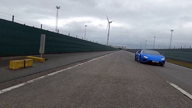 LAMBORGHINI HURACÁN EVO RWD 2021 rollingshots , flybys , loud revving V10 and many more ! смотреть онлайн