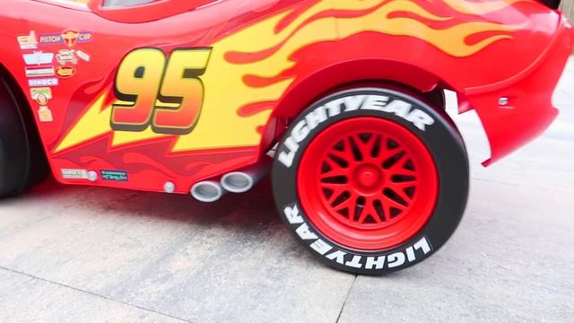 Frozen Elsa Surprise Playhouse for Children with Giant Lightning McQueen Red Car смотреть онлайн