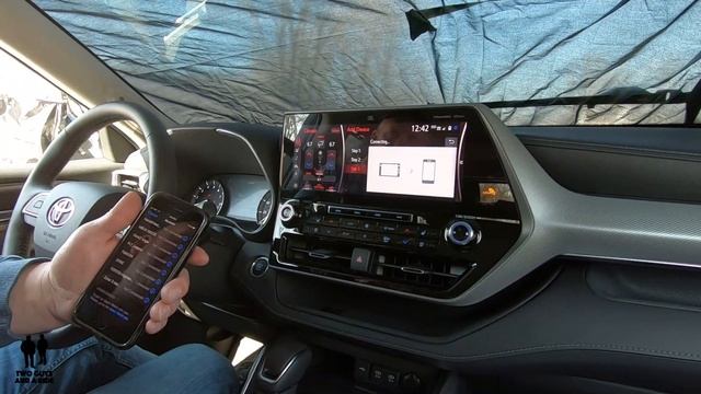 Apple CarPlay, Bluetooth, & Phone Pairing - 2020 Toyota Highlander