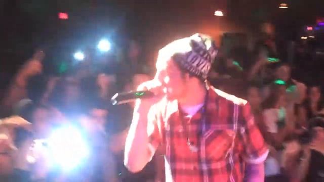 Mac Miller performing "Nikes on my feet" @ Jaxx 10/10/10 смотреть онлайн