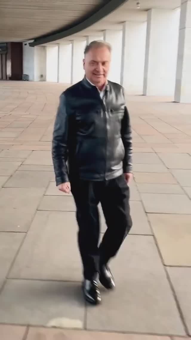 Летящей походкой к сцене #добронравов #shorts смотреть онлайн