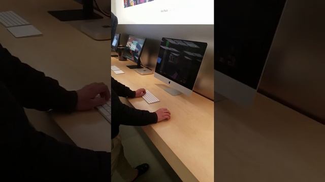 Playing Counter Strike 1.6 in Apple Store смотреть онлайн