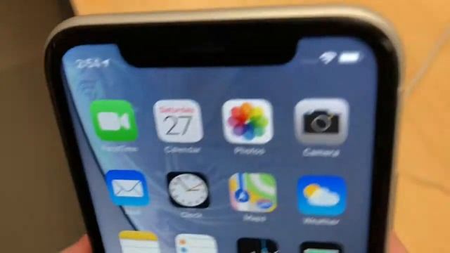 iPhone XR- First Look смотреть онлайн