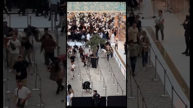 Очередь на Айфон 15 Про Дубай) #apple #очередь #humor смотреть онлайн