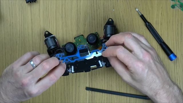 How to Replace Flex Ribbon Cable Circuit Board on PS5 Controller смотреть онлайн