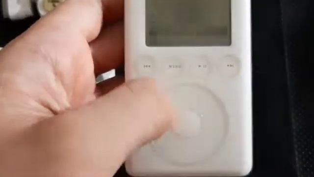 اول جهاز ايبود iPod Touch في العالم تم اصداره سنة 2001 смотреть онлайн