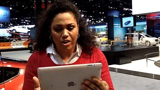 Miss Lori is exploring the Nissan Pathfinder virtually on an ipad at the Chicago Auto Show video смотреть онлайн