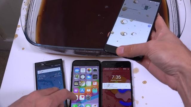 Google Pixel 2 vs OnePlus 5 vs iPhone 7 vs XZ1 Compact - Coca Cola Test! (4K) смотреть онлайн