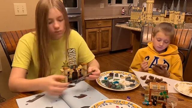 Harry Potter Hogwarts Castle, Hogwarts Lego Astronomy Tower and Lego Clock Tower. Lego# 71043 смотреть онлайн