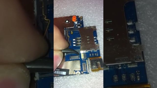 Как Отстегнуть шлейф #3 на iPhone 3G/Gs смотреть онлайн