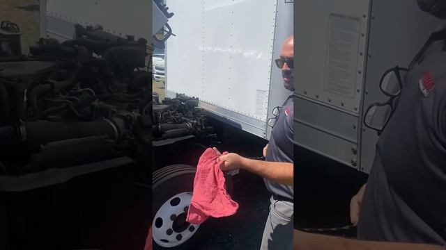 How to Check Oil Levels | Isuzu Trucks смотреть онлайн