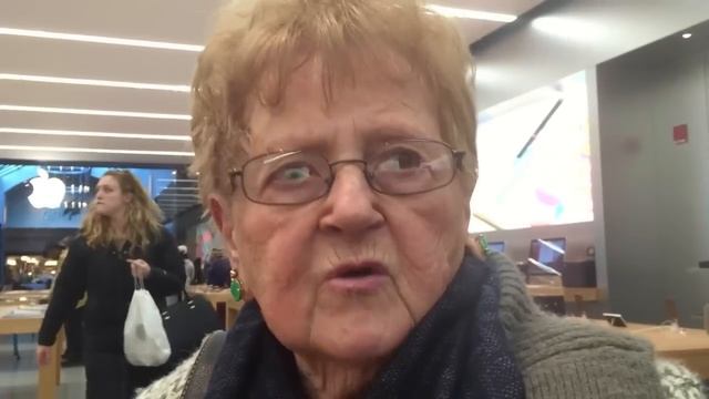 GRANDMA FREAKS OUT AT APPLE STORE смотреть онлайн