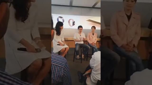 Tim Cook visit Apple Store Wangfujing in Beijing 2016-5-16 смотреть онлайн