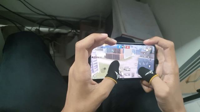 PUBG MOBILE IPHONE XR HAND-CAM GAMEPLAY VIDEO 4 FINGER CLAW +ALWAYS ON GYRO. смотреть онлайн