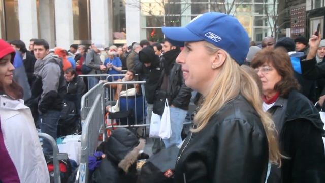 iPad - first buyers in New York смотреть онлайн