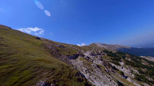 Больше захватывающих полетов: FPV в горах смотреть онлайн