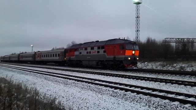ТЭП70-0464 с пассажирским поездом №6832 Сыктывкар-Микунь прибывает на ст.Човью. смотреть онлайн