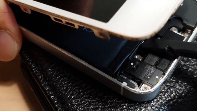 How Easy to Disconnect / Reconnect the iPhone 5S Home Button Flex Cable смотреть онлайн