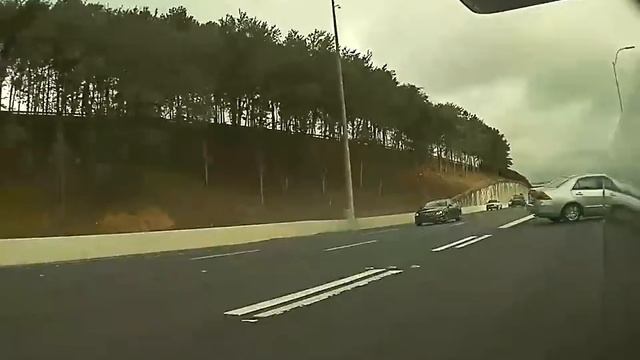 Near Miss Atlanta Tesla Model 3 Pilot evades accident смотреть онлайн