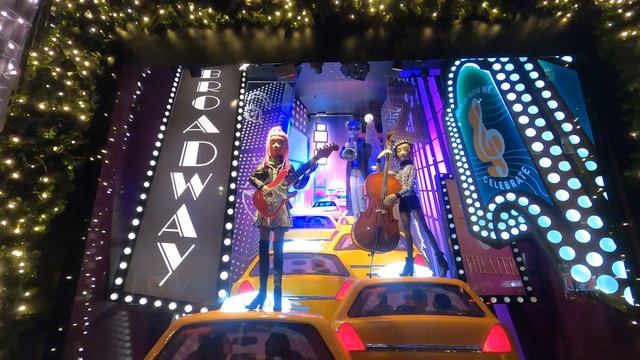 MUST SEE! SAKS FIFTH AVENUE WINDOW DISPLAY 2020 смотреть онлайн