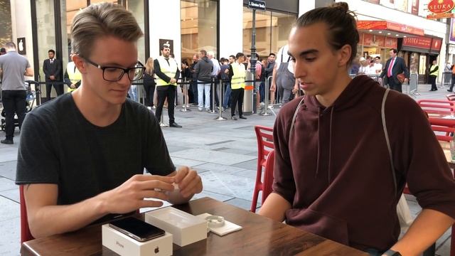 iPhone XS kicsomagolás Bécsből, az Apple Store elől! смотреть онлайн