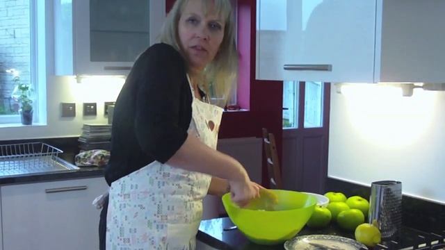 Cooking with Charlie's Mum - Apple Crumble смотреть онлайн