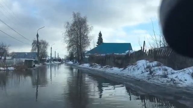 Огромная лужа на улица Либкнехта в Волжске: информация очевидцев