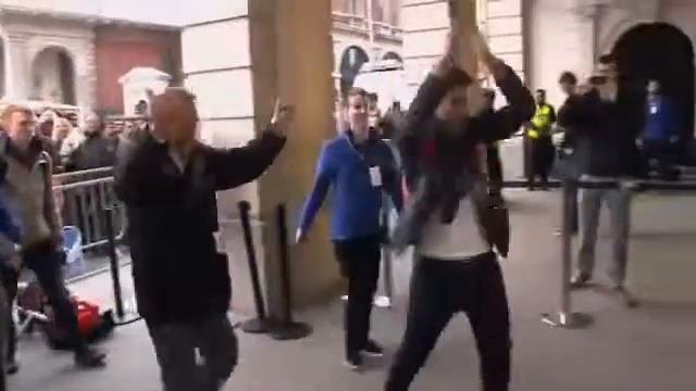 Official Video: Apple iPhone 5S And 5C Models Go On Sale смотреть онлайн