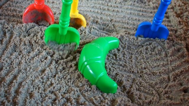 A game. Shovel and multi-colored forms for sand, find out the colors. смотреть онлайн