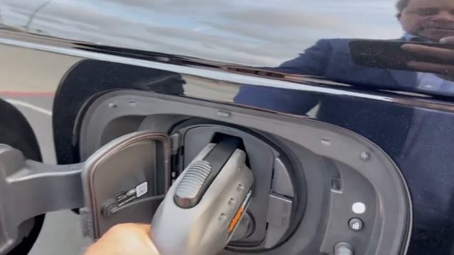 Charging up the 2023 Range Rover PHEV SE смотреть онлайн