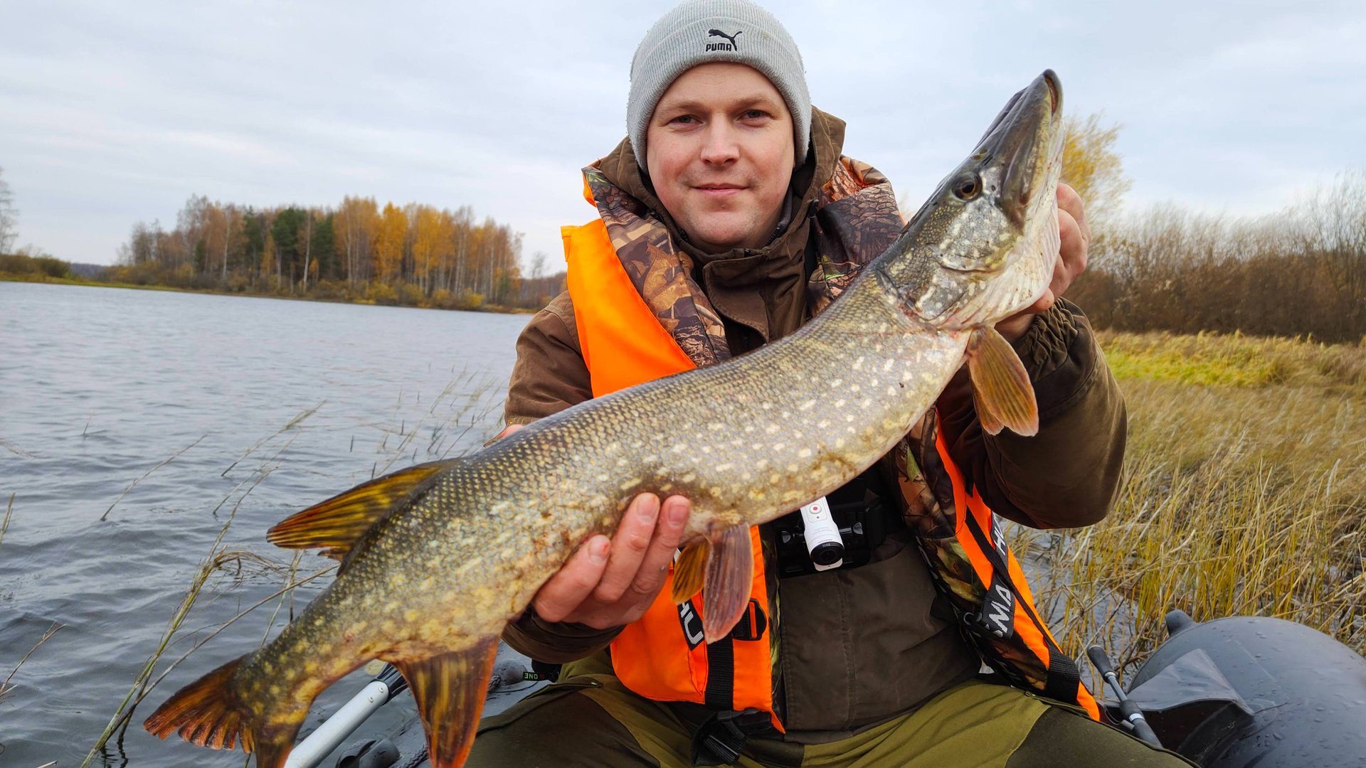 Рыбалка на спиннинг.Ловля щуки на кружки.Рыбалка осенью с лодки.Как закоптить курицу.Ловля рыбы. смотреть онлайн