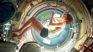 Астронавта выбросило в Открытый Космос, во время катастрофы на космической станции.