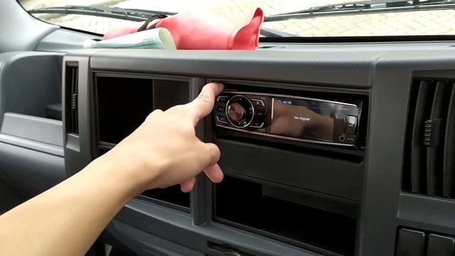 Isuzu Elf NLR71T-L 125 PS review - Indonesia смотреть онлайн