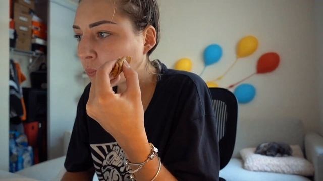 STAYING IN SHAPE WITH CHEATDAYS? | What I eat in a Day смотреть онлайн