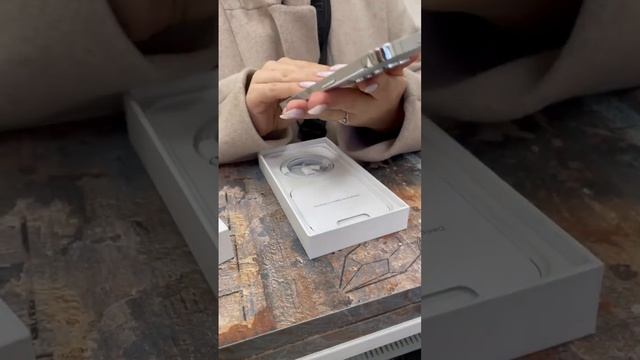 Распаковка iPhone 14 Pro в магазине Apple и точка смотреть онлайн