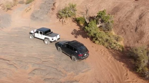 Jeep Grand Cherokee (WK2) vs. Jeep Gladiator on Badge of Honor Trail | Poison Spider Trail | Moab
