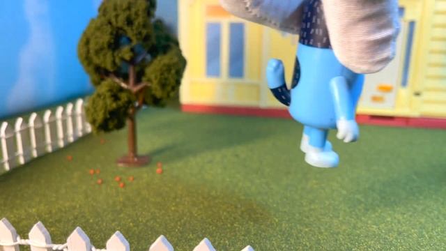 Bluey Picks Apples and Plays Kickball! Bluey Toy Play With Friends! смотреть онлайн