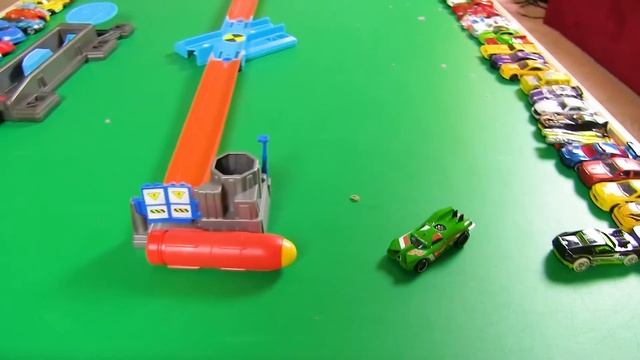 Cars | Hot Wheels Fast Lane Stunt Kit Playset | Fun Toy Cars for Family and Kids смотреть онлайн