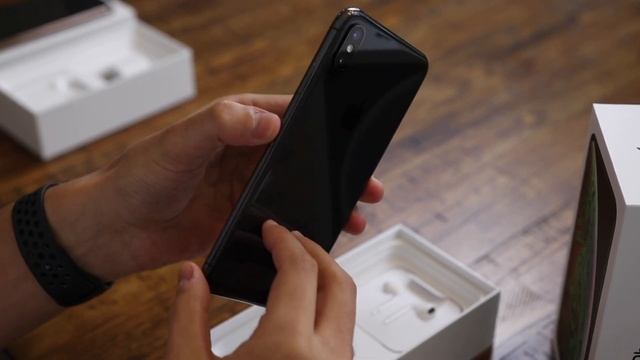Unboxing dos iPhones XS e XS Max смотреть онлайн