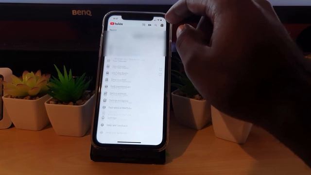How to Enable Dark mode on YouTube iPhone {2022} смотреть онлайн