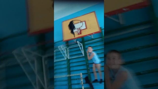 Школьник бегает по спорт залу в трусах смотреть онлайн