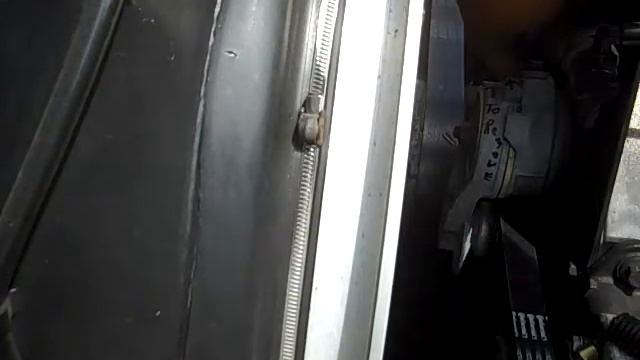 Change the Small Serpentine Belt on a ISM 370 Cummins смотреть онлайн