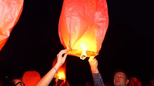 Запуск "небесных" фонариков в память о погибших в зоне АТО смотреть онлайн