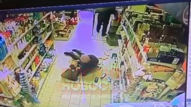 одной из Пятерочек на северо-востоке Москвы мужчина толкнул бабку за соблюдала социальную дистанци смотреть онлайн