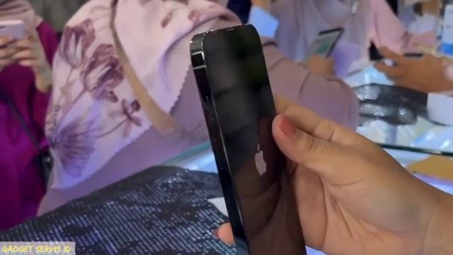 Unboxing Samsung A32 Or iPhone 13 Pro Max смотреть онлайн