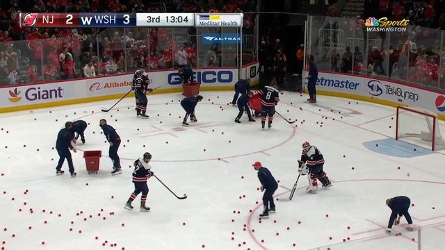 Apples Litter The Ice Surface As Nicklas Backstrom Scores In Washington смотреть онлайн