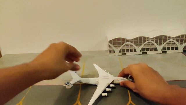 Worlds Largest Aircraft Antonov AN-225 MRIYA 1:400 by Herpa Unboxing. смотреть онлайн