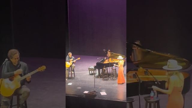 LeAnn Rimes sings Blue at Garde New London May 19, 2023 смотреть онлайн