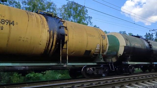 С необычным вагоном и машиной для рытья котлованов, ВЛ11.8-722/712А с грузовым поездом смотреть онлайн