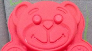 Валера мармеладный мишка играет в игры.